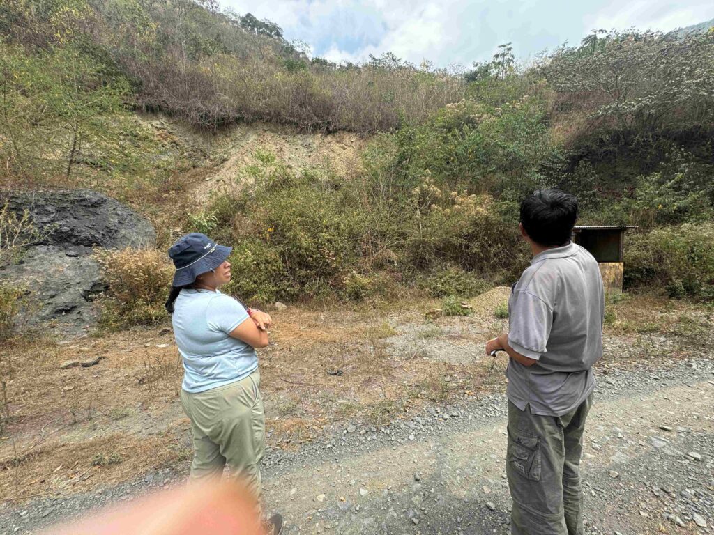 農地の方を見ながら、聞き取りを行う