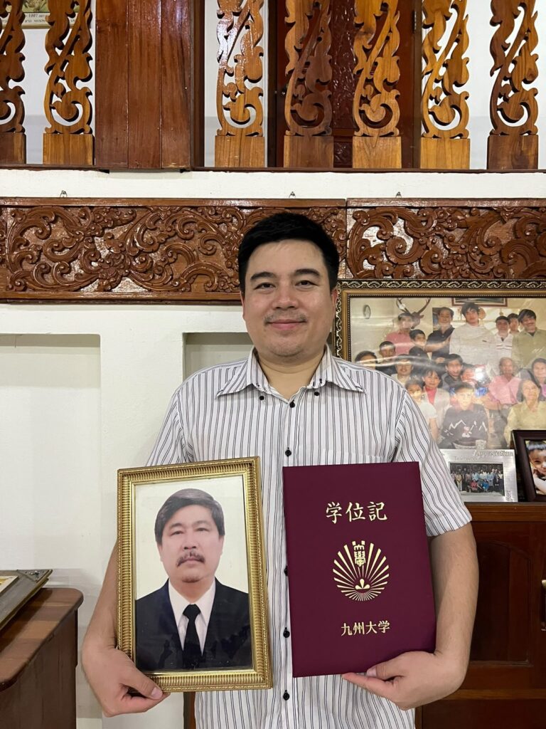 学位記を手にするサワトゥボンさん